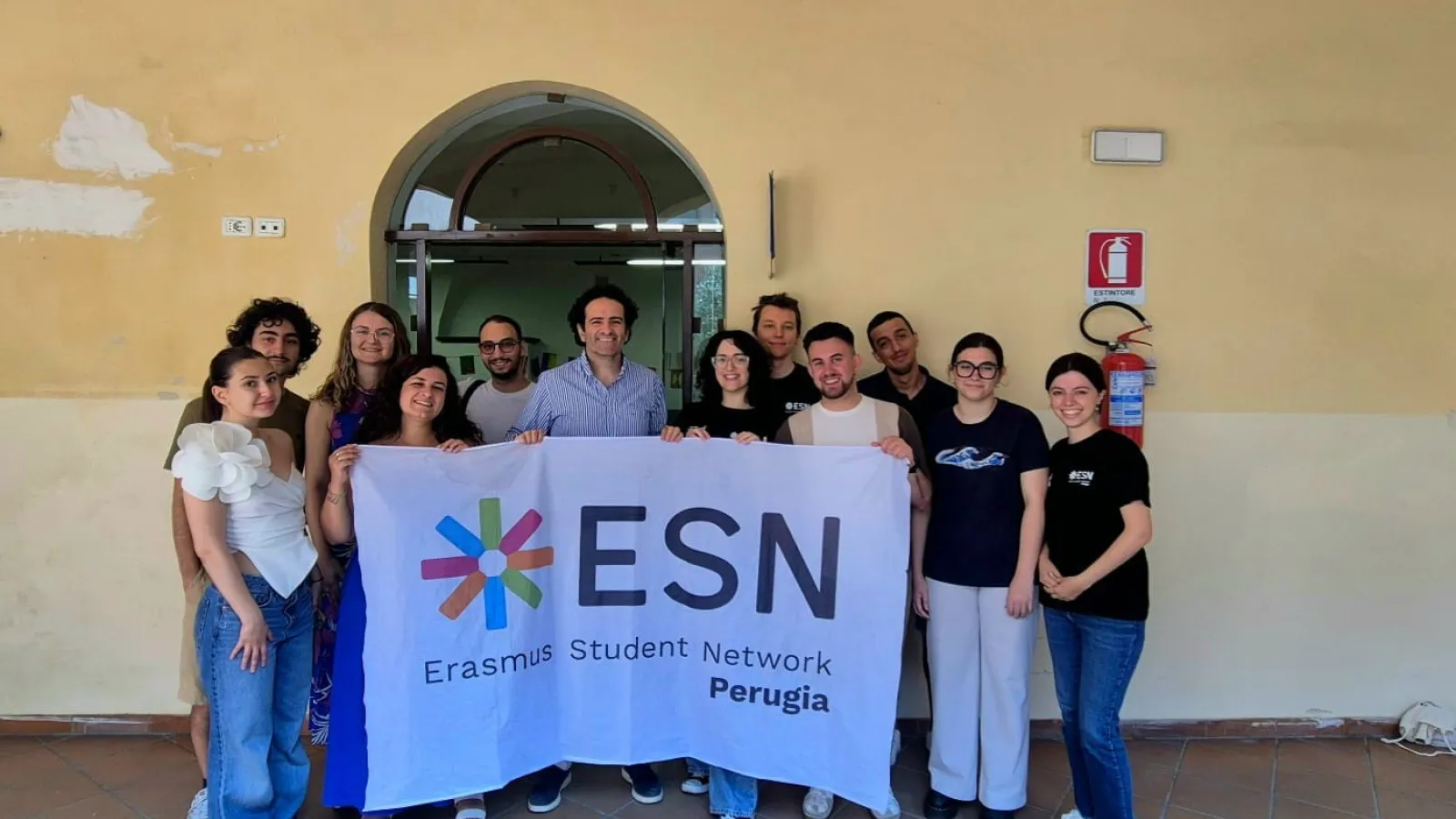 Autorità di ADiSU Umbria e rappresentanti di ESN Perugia durante il momento inaugurale della ESN House con foto di gruppo nella sede istituzionale.