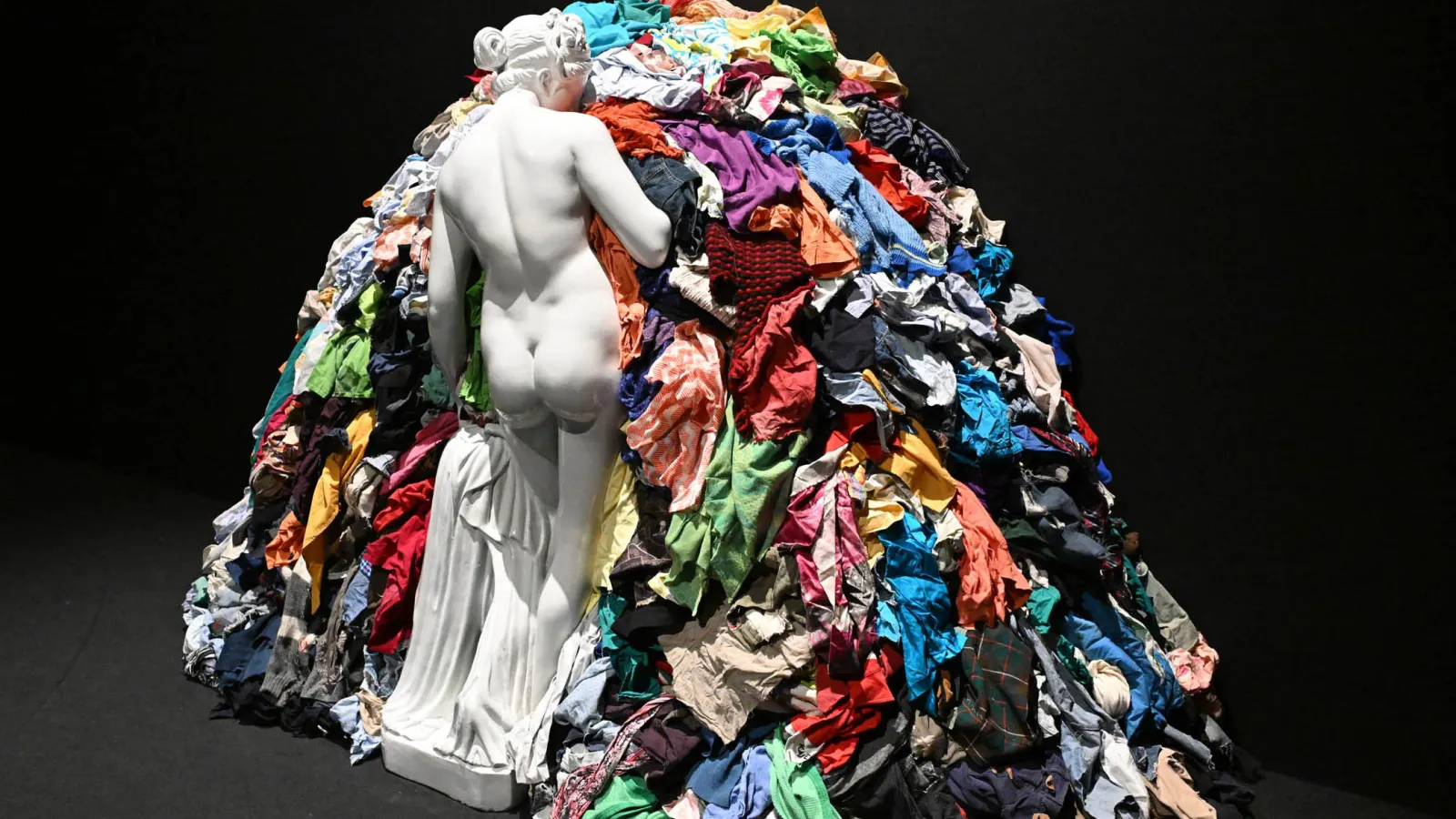 la Venere degli stracci di Michelangelo Pistoletto, interroga lo squilibrio tra natura e artificio, tra necessità autentica e accumulo compulsivo