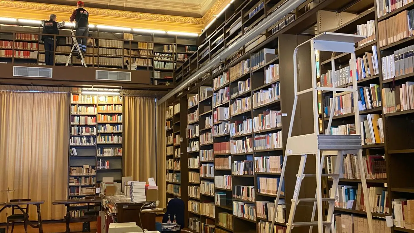 fotografia scattata all'interno della biblioteca dell'Accademia della Crusca, Firenze