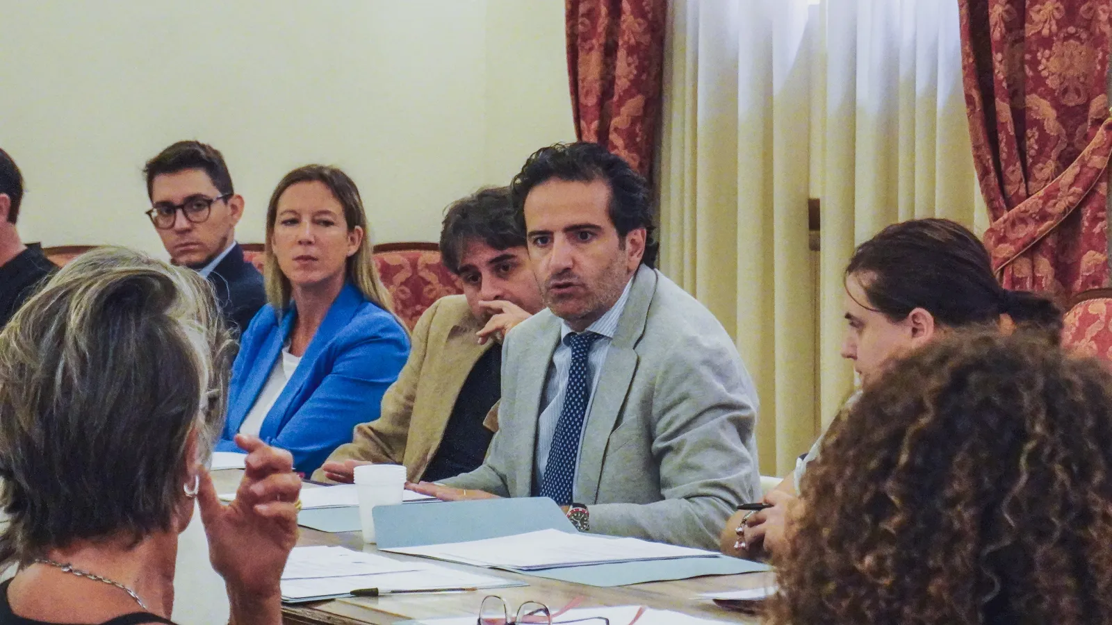 L’Amministratore Unico di ADiSU Umbria, Giacomo Leonelli, insieme ai rappresentanti delle istituzioni, delle università, degli enti locali e delle associazioni di categoria durante l’incontro dedicato al sostegno post laurea e alla valorizzazione dei talenti.