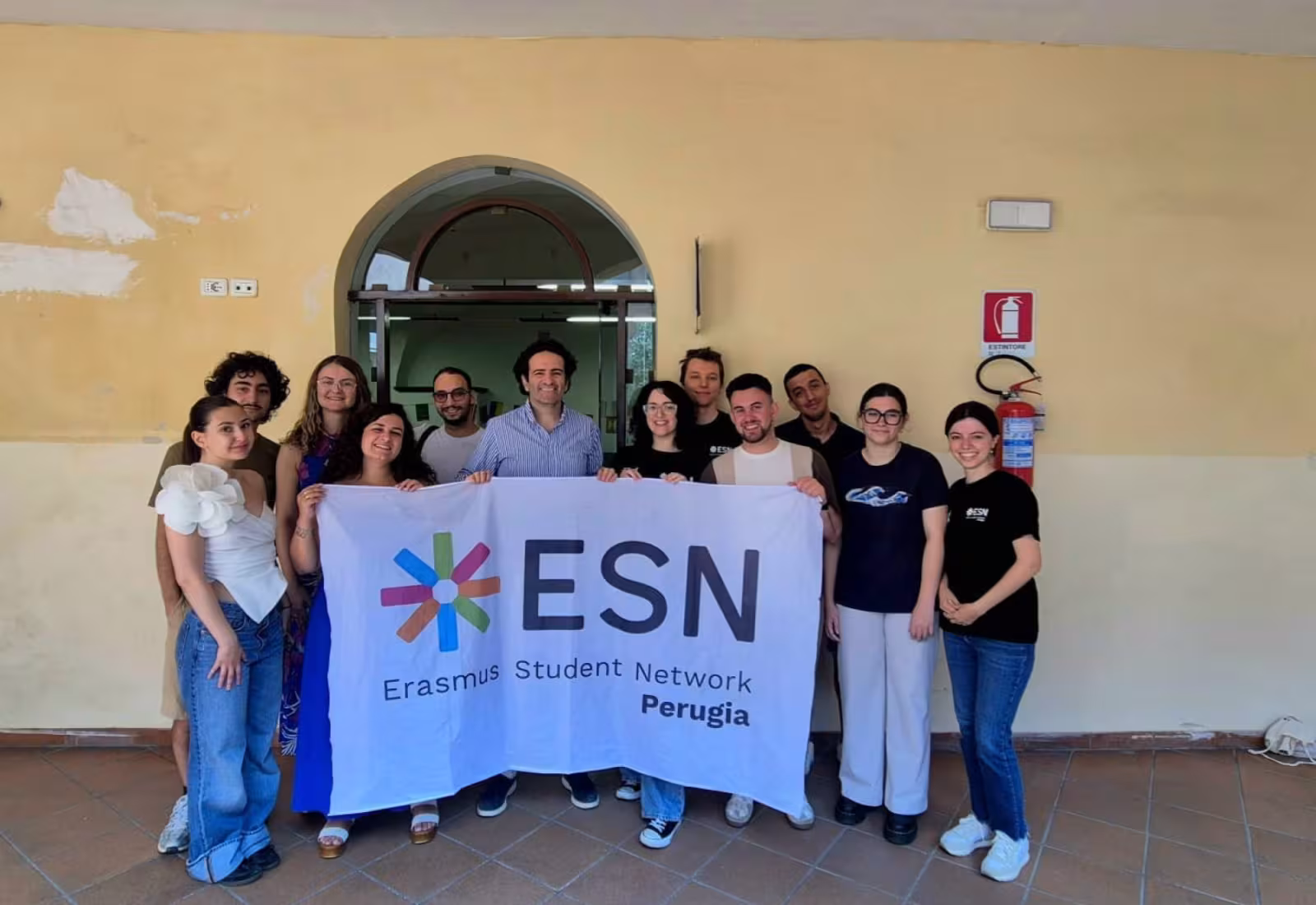 Autorità di ADiSU Umbria e rappresentanti di ESN Perugia durante il momento inaugurale della ESN House con foto di gruppo nella sede istituzionale.