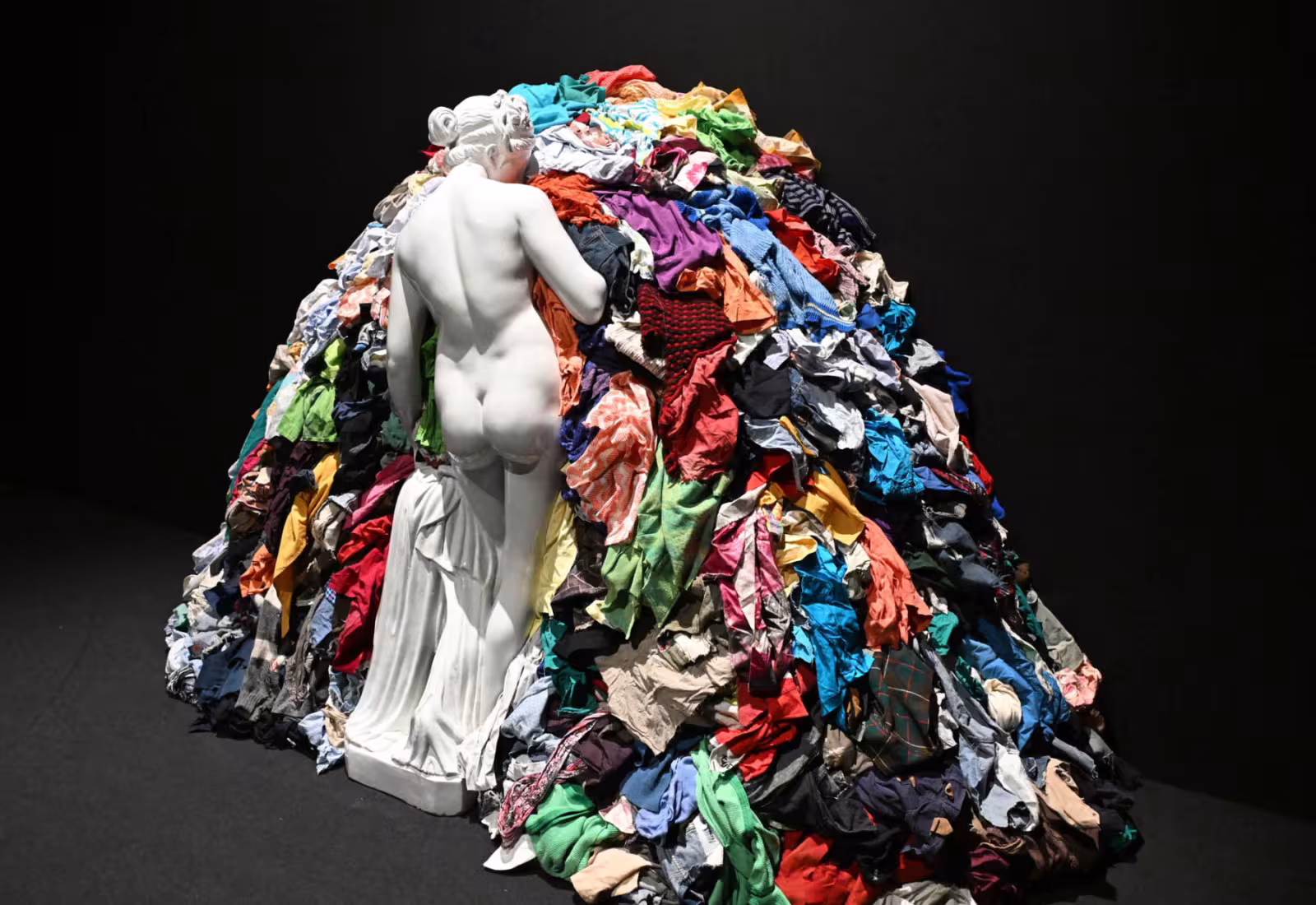 la Venere degli stracci di Michelangelo Pistoletto, interroga lo squilibrio tra natura e artificio, tra necessità autentica e accumulo compulsivo