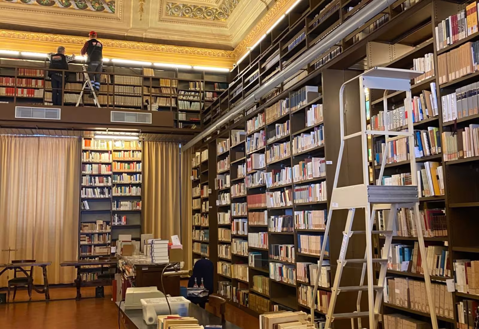 fotografia scattata all'interno della biblioteca dell'Accademia della Crusca, Firenze