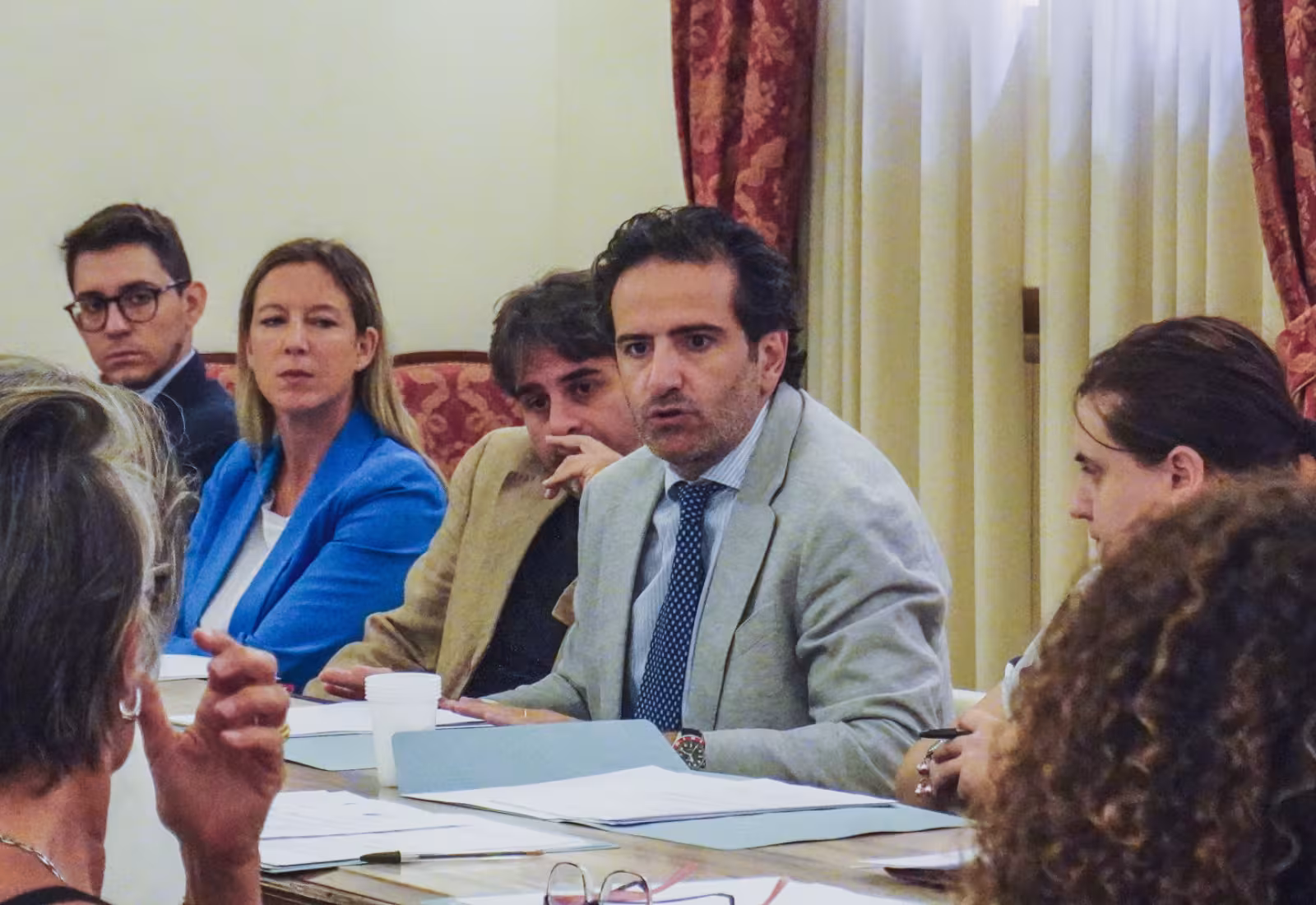 L’Amministratore Unico di ADiSU Umbria, Giacomo Leonelli, insieme ai rappresentanti delle istituzioni, delle università, degli enti locali e delle associazioni di categoria durante l’incontro dedicato al sostegno post laurea e alla valorizzazione dei talenti.